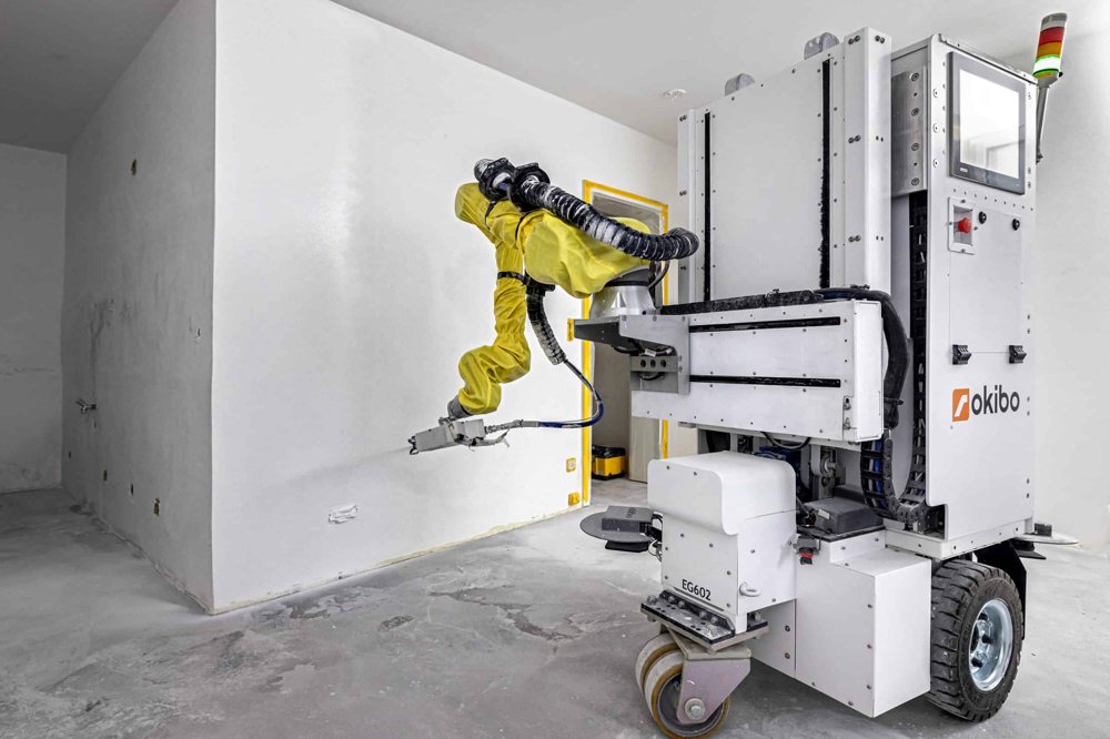 Autonomous plastering and painting robot (first model)