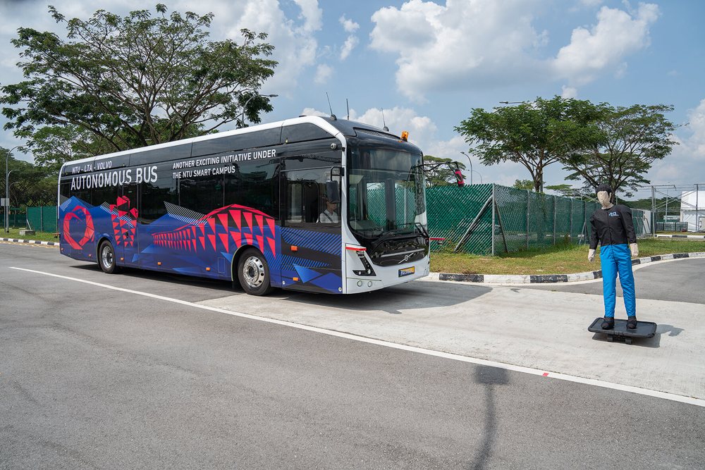 7900 Electric autonomous bus